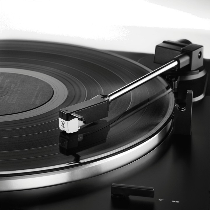 AUDIO-TECHNICA Tocadiscos automático de tracción por correa
