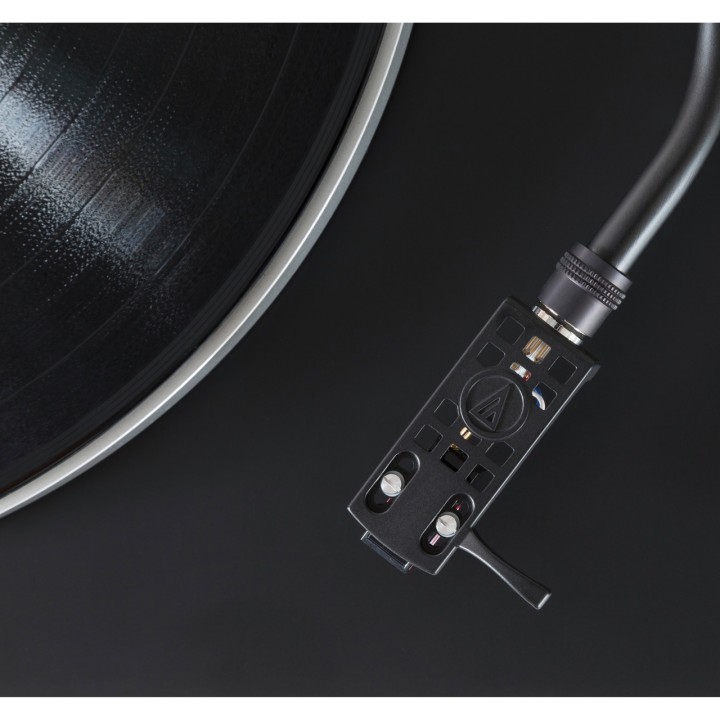 AUDIO-TECHNICA Manueller Plattenspieler mit Direktantrieb