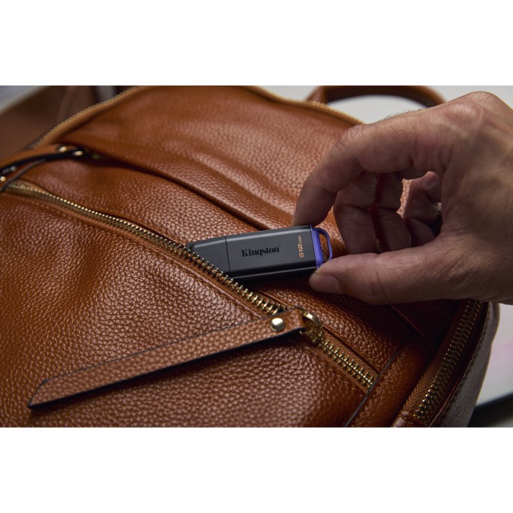 KINGSTON USB 3.2 flash drive with cap and key ring loop