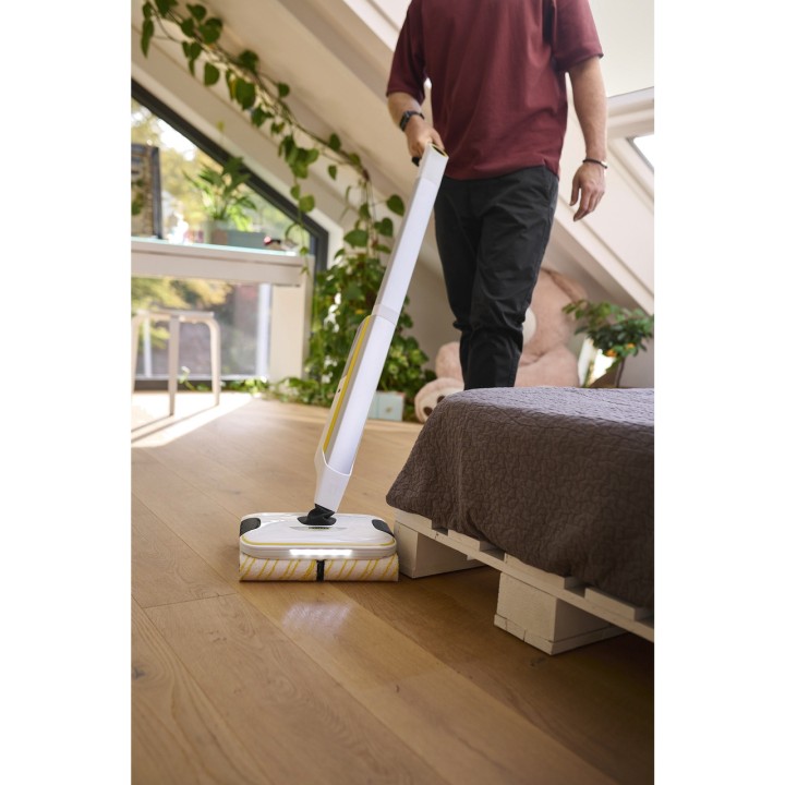 KÄRCHER Cordless hard floor cleaner with 4 rollers and LCD