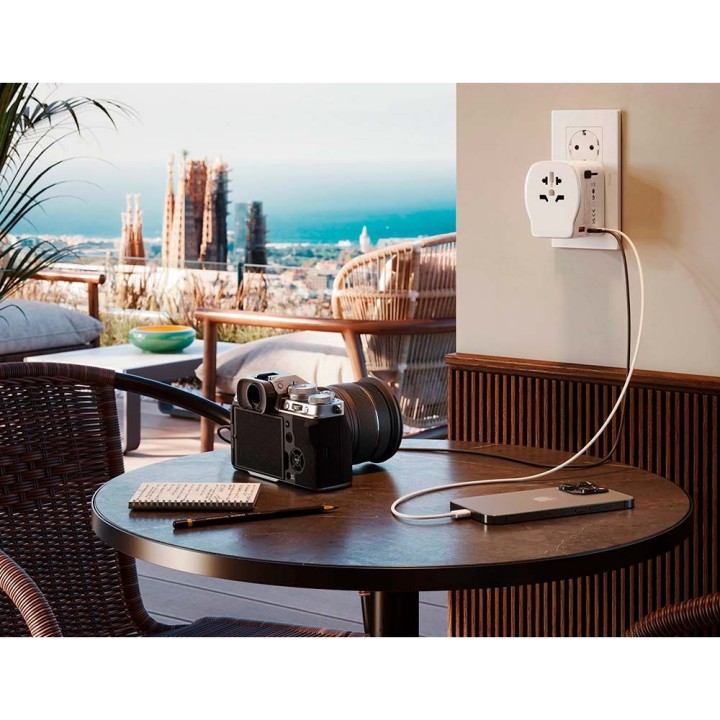 SIMON Universal multi-country travel adapter with fast