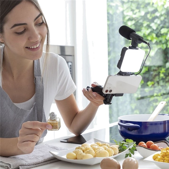 INNOVAGOODS Vlogovacia súprava Plodni so svetlom, mikrofónom